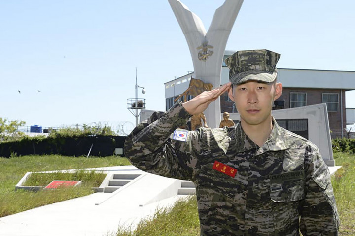Striker Timnas Korea Selatan dan juga Tottenham Hotspur Son Heung-min dalam seragam militer melakukan sikap kormat di sela-sela pelatihan militer dasar di Pulau Jeju. Son Heung-Min menyelesaikan pelatihan militer selama tiga minggu di kamp pelatihan marinir Pulau Jeju, pada Jumat, 8 Mei 2020.