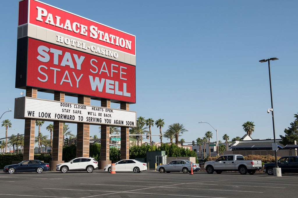 Orang-orang menunggu di mobil mereka untuk mendapatkan sumbangan makanan di sebuah food bank atau pusat koordinasi makanan di luar hotel dan kasino Palace Station di Las Vegas, Nevada, Kamis, 7 Mei 2020 waktu setempat.