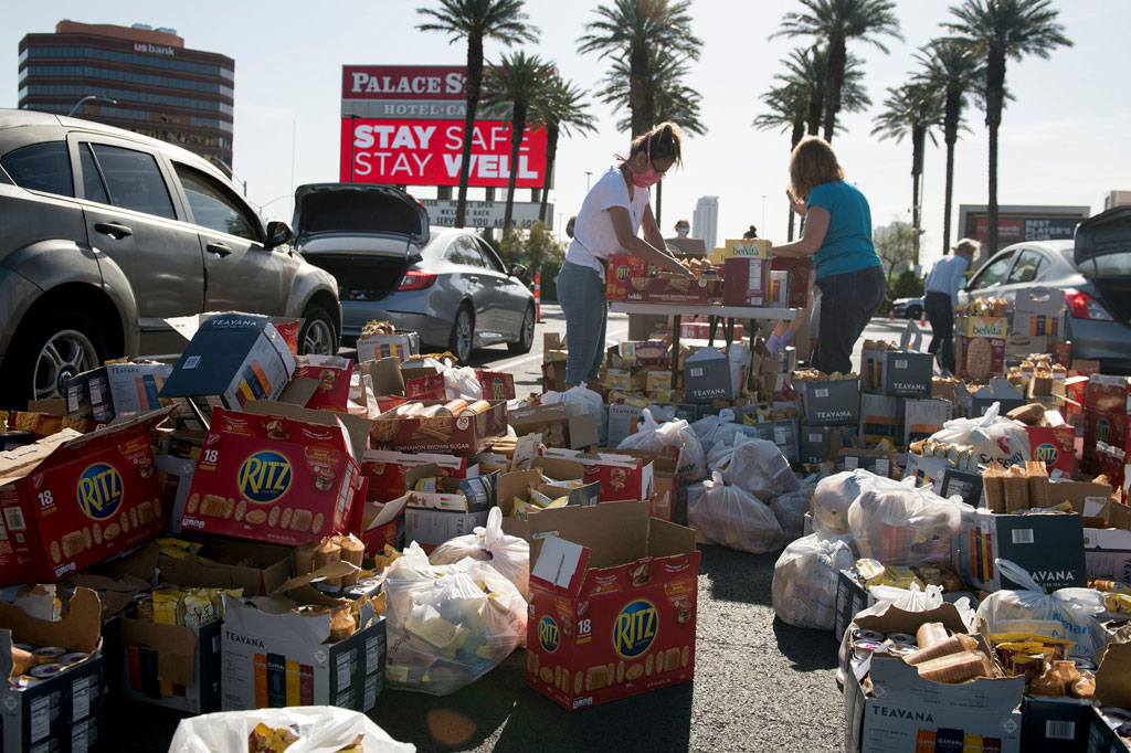 Sebagian besar pengantre di kasino adalah keluarga mantan pegawai rumah judi di Las Vegas. Mereka diberhentikan karena ditutupnya operasional rumah judi saat covid-19 menyebar di AS.