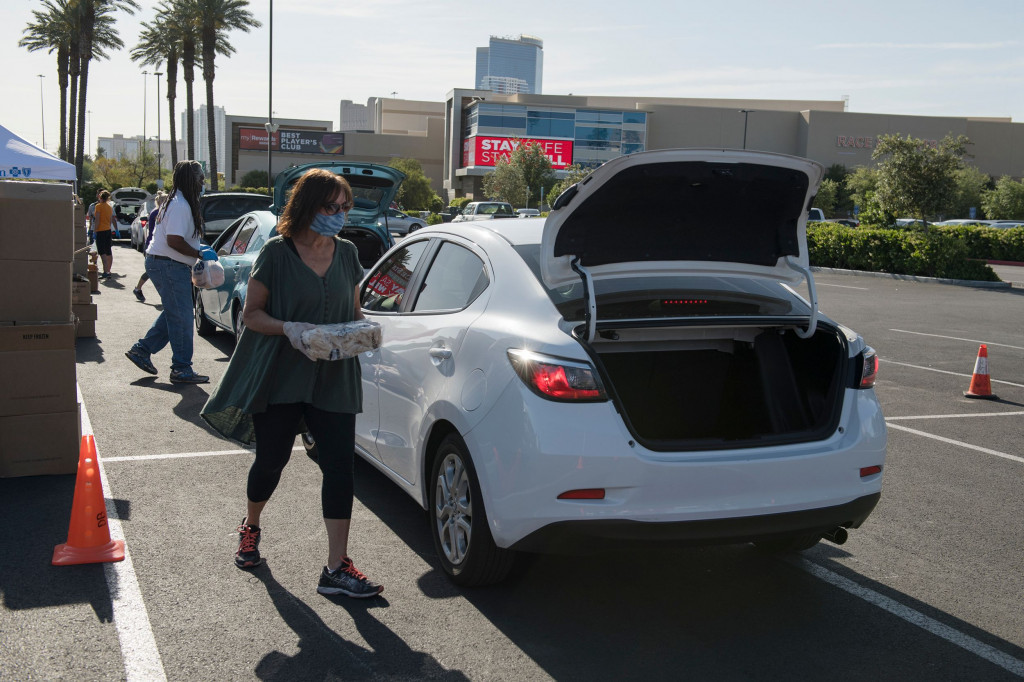 Larry Scott, Chief Operating Officer lembaga nirlaba Three Square Food Bank mengatakan makanan itu layak dikonsumsi karena disimpan di rak dan mesin pendingin milik kasino.