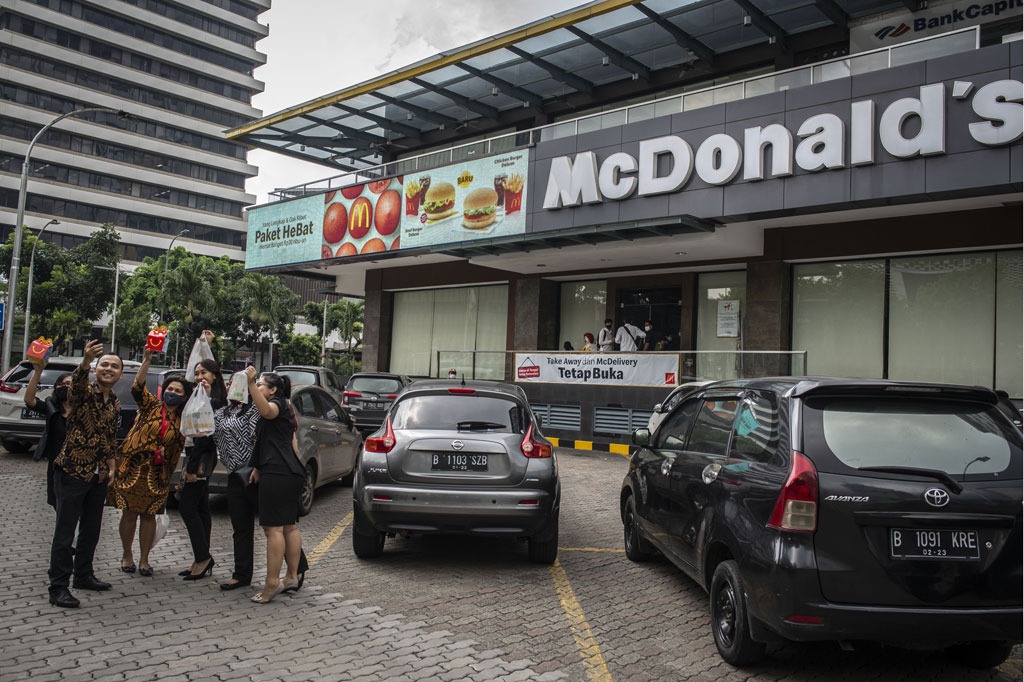 Pengunjung berswafoto seusai membeli makanan di gerai makanan cepat saji McDonald's, kompleks pusat perbelanjaan Sarinah, Jakarta, Jumat, 8 Mei 2020. ANTARA FOTO/Aprillio Akbar