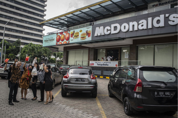 Pengunjung berswafoto seusai membeli makanan di gerai makanan cepat saji McDonald's, kompleks pusat perbelanjaan Sarinah, Jakarta, Jumat, 8 Mei 2020. ANTARA FOTO/Aprillio Akbar