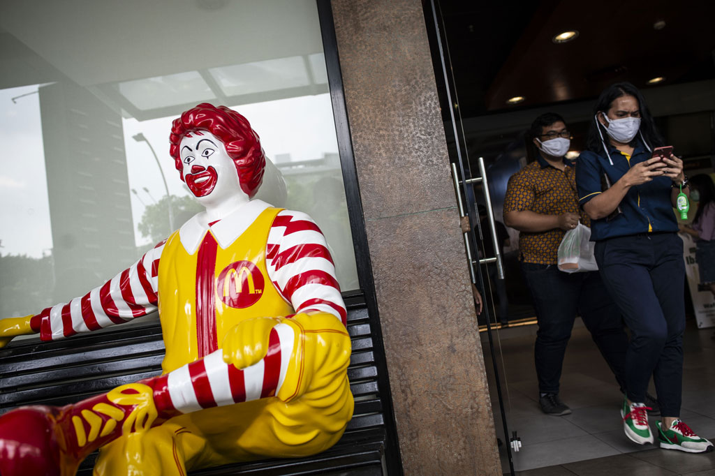 Manajemen McDonald's memastikan seluruh karyawan yang bekerja di cabang Sarinah Thamrin akan tetap dipertahankan, dan direlokasi ke cabang-cabang lainnya. ANTARA FOTO/Aprillio Akbar   