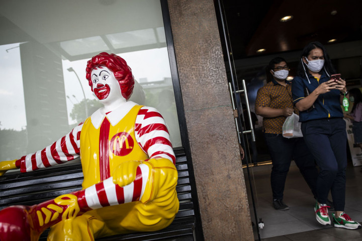 Manajemen McDonald's memastikan seluruh karyawan yang bekerja di cabang Sarinah Thamrin akan tetap dipertahankan, dan direlokasi ke cabang-cabang lainnya. ANTARA FOTO/Aprillio Akbar   