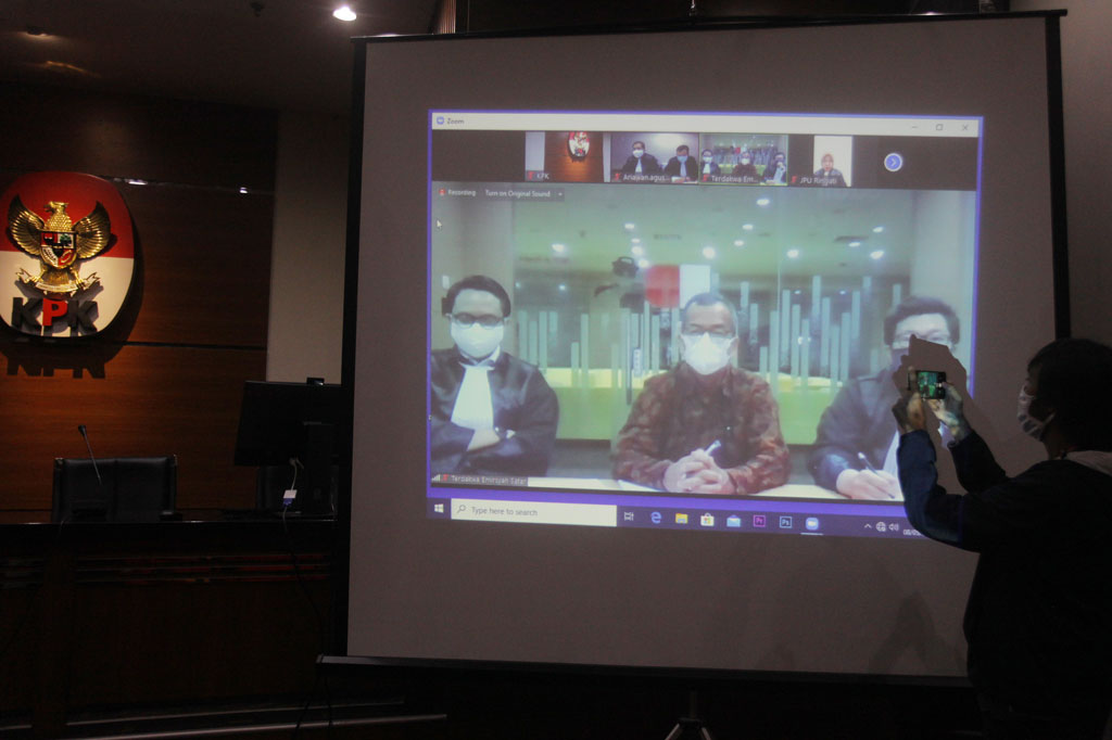 Tayangan video conference (vicon) yang menayangkan terdakwa mantan Dirut Garuda Indonesia Emirsyah Satar (kedua kiri) menjalani sidang pembacaan putusan di gedung KPK, Jakarta, Jumat, 8 Mei 2020. 