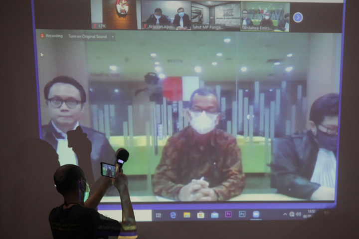 Majelis hakim memvonis Emirsyah Satar dengan hukuman delapan tahun penjara dan denda Rp1 Miliar subsider tiga bulan kurungan serta membayar uang pengganti sekitar SGD2,1 juta subsider dua tahun kurungan, karena terbukti menerima suap atas pembelian 50 mesin Roll-Royce untuk pesawat Airbus SAS pada PT Garuda Indonesia periode tahun 2005-2014.