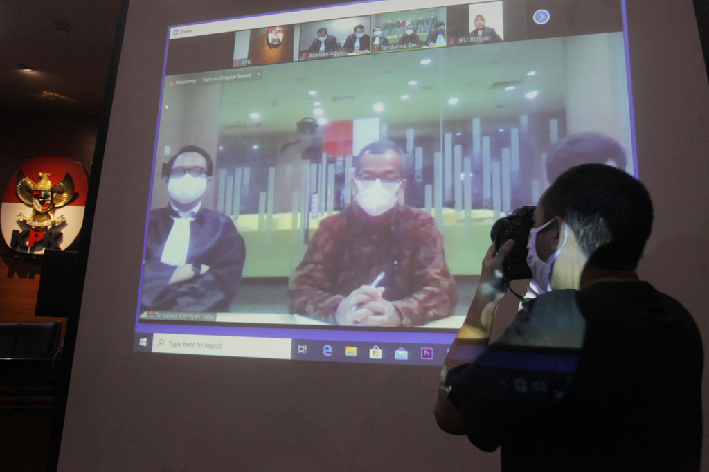 Vonis tersebut lebih rendah dibanding tuntutan Jaksa KPK yang meminta agar Emirsyah divonis 12 tahun penjara ditambah denda Rp10 miliar subsider 8 bulan kurungan.