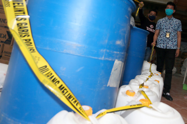 Satreskrim Polres Blitar mengamankan 32 orang penjual miras olahan dan ratusan liter minuman beralkohol pascatewasnya delapan orang warga pada Selasa, 5 Mei 2020 malam lalu. Mereka diduga berpesta miras di Kecamatan Kademangan, Blitar, Jawa Timur.