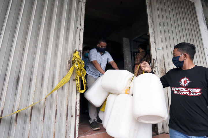 Kapolres Blitar AKBP Leonard M Sinambela menyatakan, para penjual miras tersebut dijerat pasal tindak pidana ringan (Tipiring) dan harus menjalani persidangan. Sementara khusus tersangka MK, penjual miras yang menewaskan delapan orang dijerat pasal berlapis dengan ancaman hukuman seumur hidup.