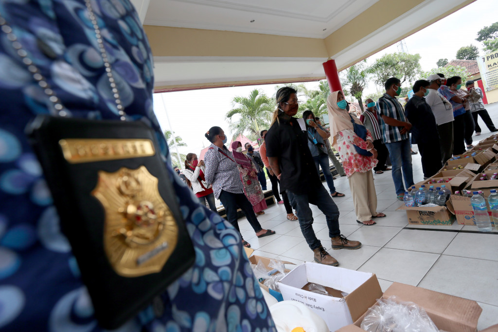Polisi menunjukkan sejumlah tersangka penjual minuman keras ilegal beserta sejumlah barang bukti saat rilis di Mapolres Blitar, Jawa Timur, Jumat, 8 Mei 2020.