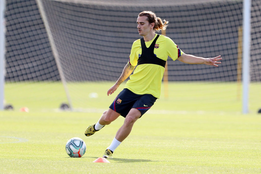 Untuk pertama kalinya dalam dua bulan terakhir, para pemain Barcelona kembali berlatih Jumat, 8 Mei 2020 pagi waktu setempat. Latihan digelar setelah mereka menjalani serangkaian tes virus korona.