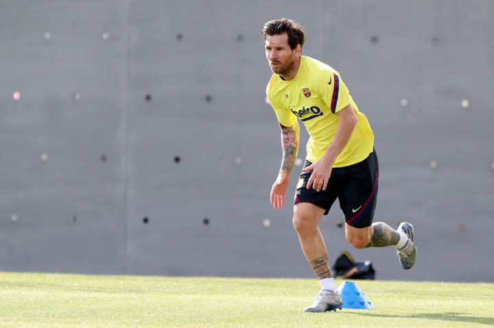Bintang Barcelona asal Argentina Lionel Messi menghadiri sesi pelatihan di Ciutat Esportiva Joan Gamper di Sant Joan Despi, Barcelona, pada Jumat, 8 Mei 2020.