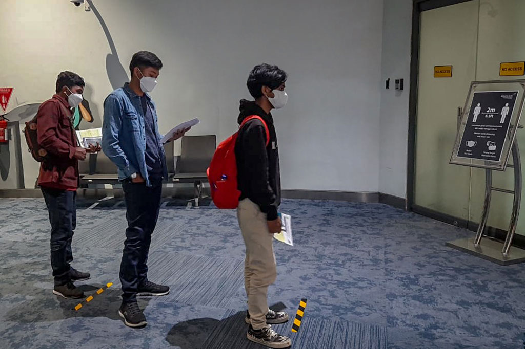 Warga negara Indonesia (WNI) yang menjadi anak buah kapal (ABK) Long Xing 629 tiba di Terminal 3 Bandara Soekarno Hatta, Tangerang, Banten, Jumat, 8 Mei 2020.