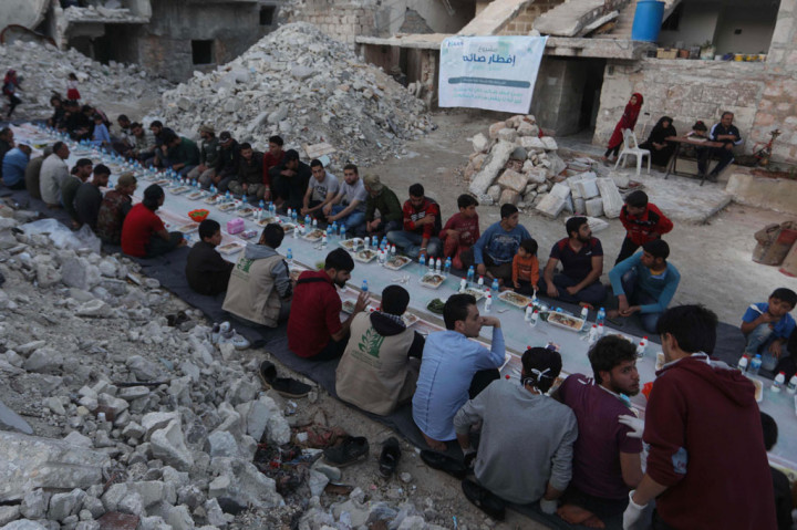 Namun bagi warga Suriah, dalam Ramadan kali ini mereka harus santap sahur maupun berbuka puasa di antara reruntuhan rumah yang hancur akibat perang yang tidak berkesudahan.