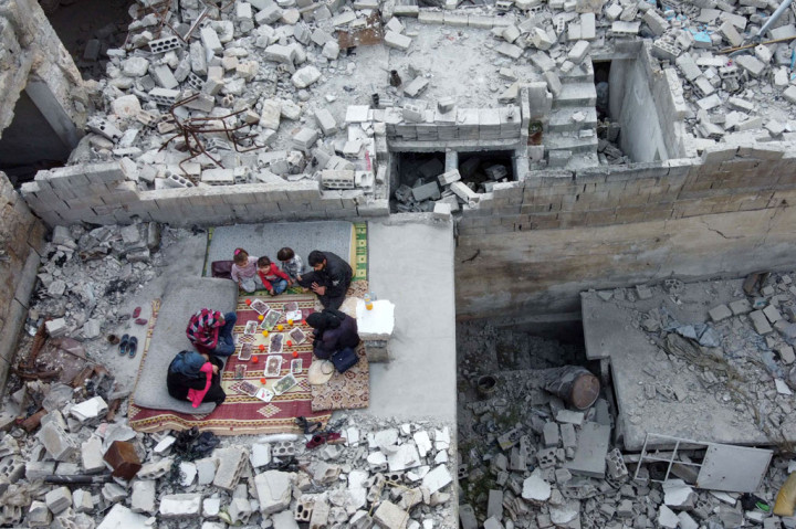 
Kepala Hak Asasi Manusia (HAM) PBB Michelle Bachelet mengatakan kelompok IS dan faksi lainnya di Suriah mengambil keuntungan dari pandemi covid-19. Mereka meningkatkan serangan terhadap warga sipil. 