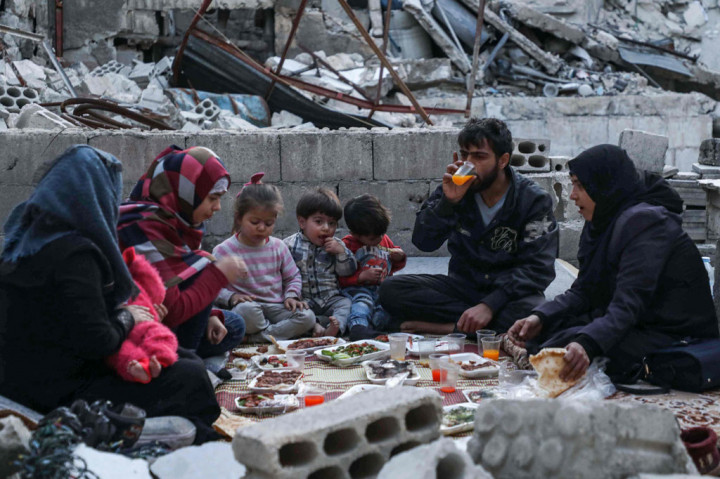 Telah terjadi serangan yang melibatkan bahan peledak improvisasi (IED) di bagian utara dan timur Suriah di bawah kendali angkatan bersenjata Turki dan Pasukan Demokratik Suriah (SDF) yang dipimpin Kurdi. Setidaknya 35 kematian warga sipil pada April.