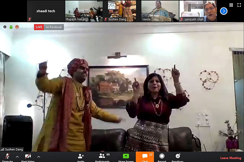 Tampilan aplikasi konferensi video memperlihatkan pengantin pria Sushen Dang (kiri) menari dengan seorang anggota keluarga saat perayaan pernikahan di rumahnya di Mumbai, India, Sabtu, 19 April 2020. Di bawah penguncian wilayah dan jarak yang berjauhan, Sushen Dang dan Keerti Narang secara daring mengucapkan janji pernikahan mereka dan melakukan
pernikahan India yang spektakuler lengkap dengan ribuan tamu dan tarian Bollywood.