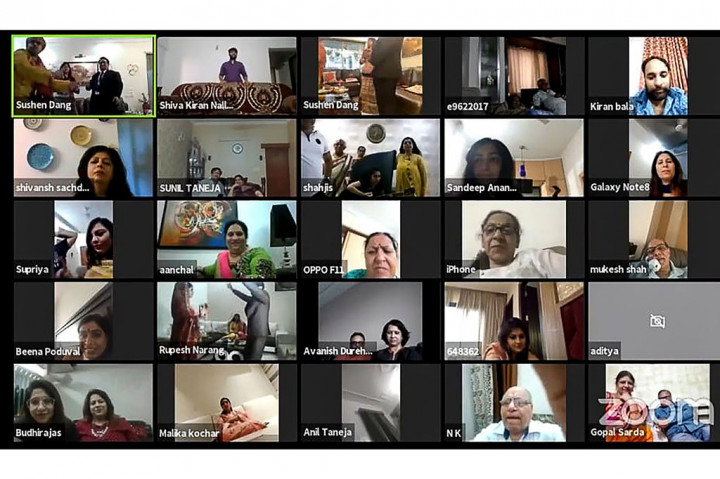 Dalam melangsungkan pernikahan di tanggal keberuntungan, pasangan itu beralih ke daring untuk mengikat janji suci mereka. “Kami tidak pernah membayangkan bahwa pernikahan daring kami akan begitu megah,” kata Dang, 26, seorang analis data yang berbasis di Toronto, pada acaranya 19 April. “Seratus tamu bergabung dalam perayaan kami di aplikasi. Kami menyiarkan langsung upacara di Facebook yang ditonton oleh 16.000 orang lainnya.