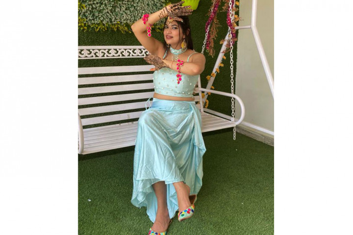 Dang yang mengenakan turban dan baju tradisional India sherwani kurta bergabung secara daring dari Mumbai di Pantai Laut Arab, sementara Narang dengan riasan pengantin merahnya bergabung dari Bareilly di negara bagian Uttar Pradesh utara yang berbatasan dengan Nepal.