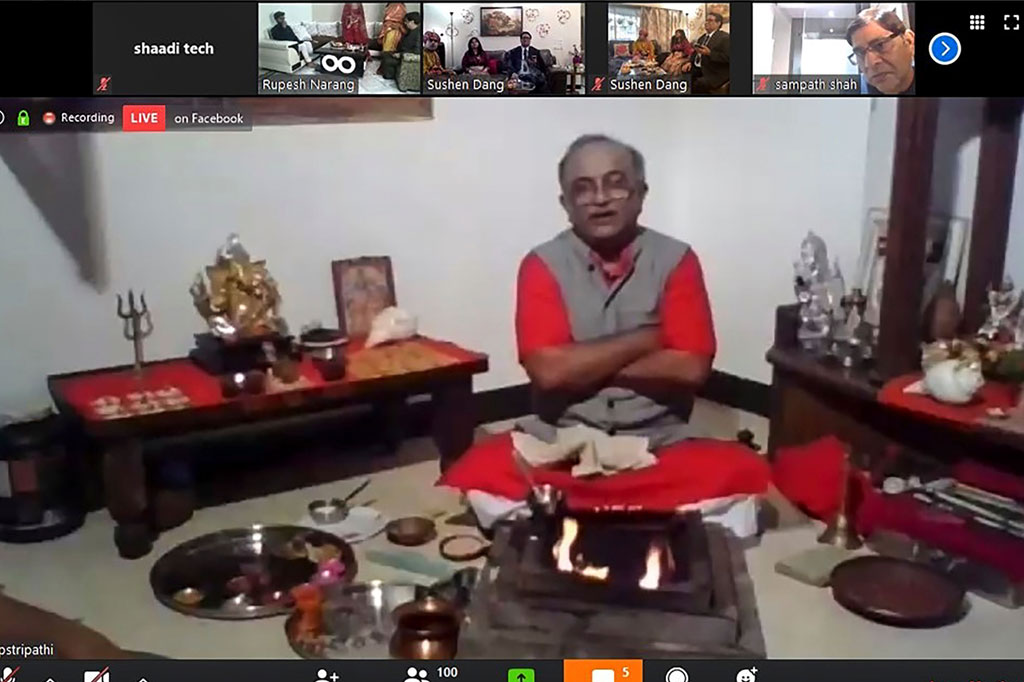 Pendeta yang mengawal prosesi pernikahan itu melantunkan nyanyian pujian ketika dia duduk di depan api ritual di rumahnya di Raipur di negara bagian Chhattisgarh, dengan para tamu bergabung dari Delhi, Gurgaon, dan pusat teknologi Bangalore.