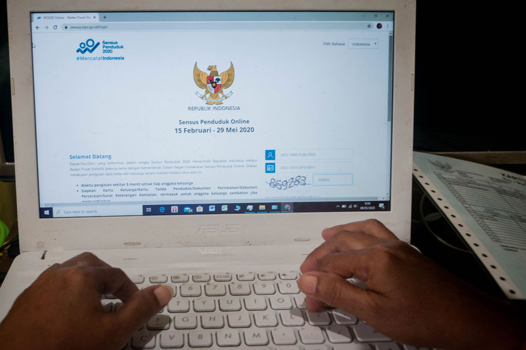 Warga mengisi kuesioner Sensus Penduduk (SP) Online 2020 di Kampung Cibahbul, Lebak, Banten, Sabtu, 9 Mei 2020. 