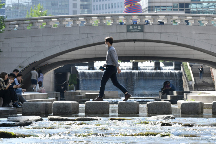 Wabah Covid-19 kembali merebak setelah seorang pemuda yang tak menyadari terinfeksi virus Corona klubbing di setidaknya 5 kelab malam di Seoul. Pria berusia 29 tahun itu pun menulari puluhan orang lainnya.
