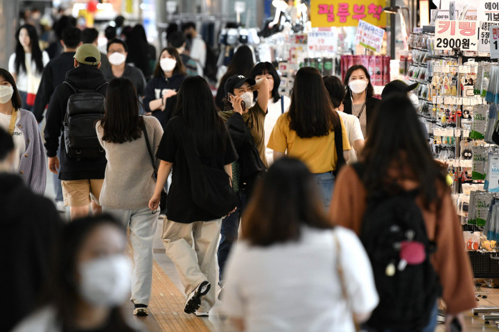 Presiden Moon Jae-in pun memperingatkan gelombang kedua wabah Covid-19 pada akhir tahun ini. Dia mengatakan klaster baru tersebut bisa menyebabkan Covid-19 menyebar luas lagi kapan saja.
