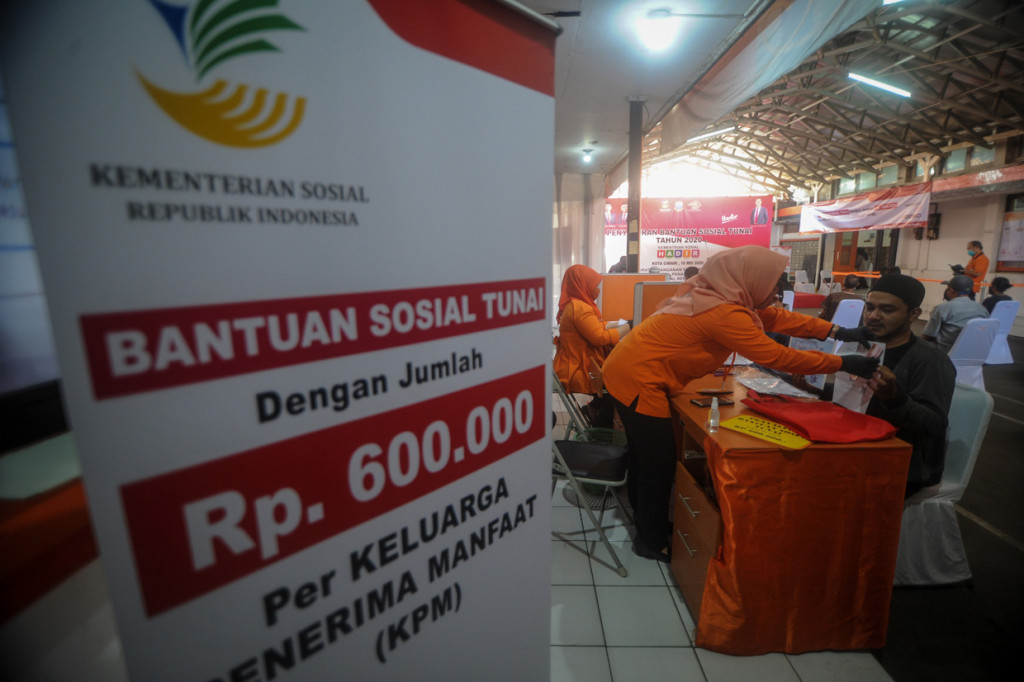 Dalam kunjungan kerja tersebut, Menteri Sosial memantau penyaluran bantuan sosial tunai di Cimahi dan Kabupaten Bandung Barat yang menggunakan skema pemanggilan KPM dan pengumpulan komunitas. 
