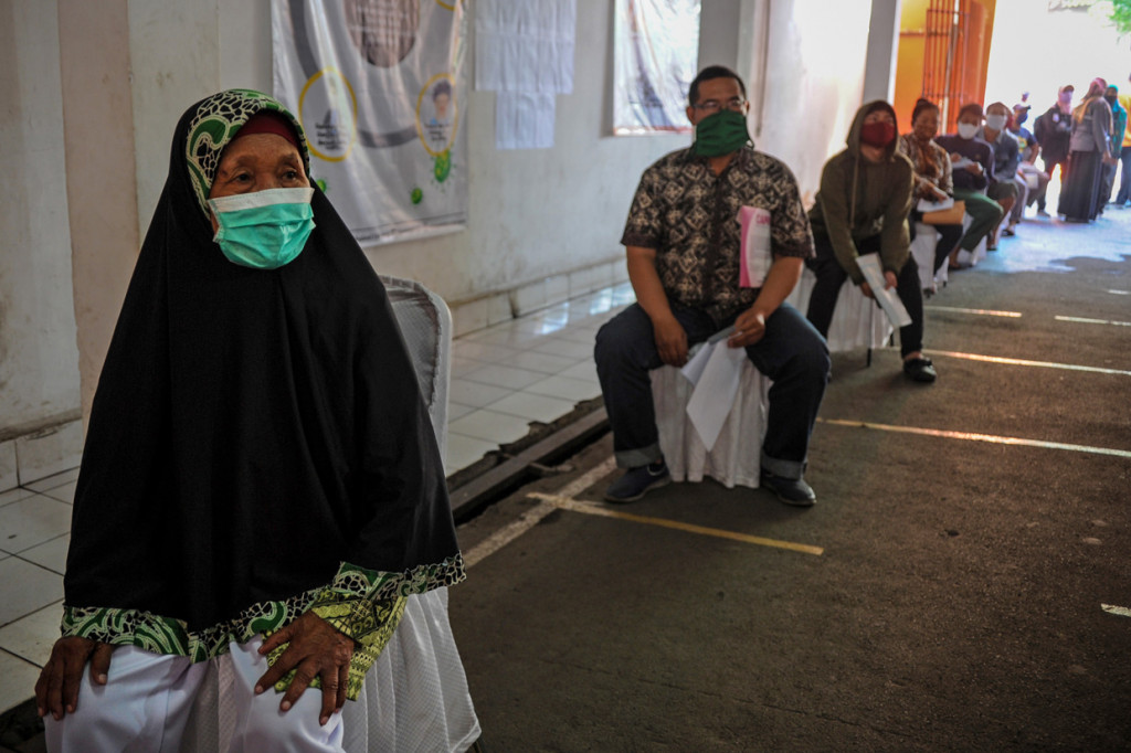 Keluarga Penerima Manfaat (KPM) antre untuk mengambil Bantuan Sosial Tunai (BST) di Kantor Pos Cimahi, Jawa Barat.

