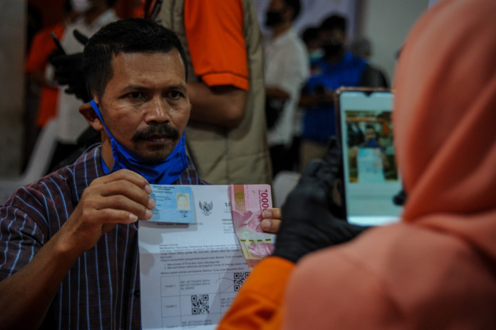 Pemerintah melalui Kementerian Sosial menyalurkan dana bantuan sosial tunai senilai Rp600.000 kepada 13.491 Keluarga Penerima Manfaat di Kota Cimahi yang terdampak wabah Covid-19.