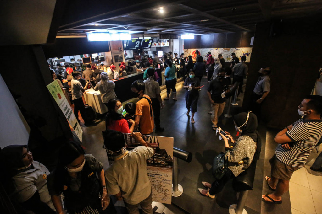 Selain diminta mengenakan masker, suhu tubuh para pengunjung tetap harus diperiksa petugas sebelum masuk ke area gerai McD Sarinah.