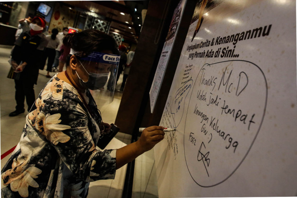 Pengunjung menuliskan kenangan di papan kenangan yang disediakan di restoran cepat saji McDonald's gedung Sarinah, Jakarta Pusat.