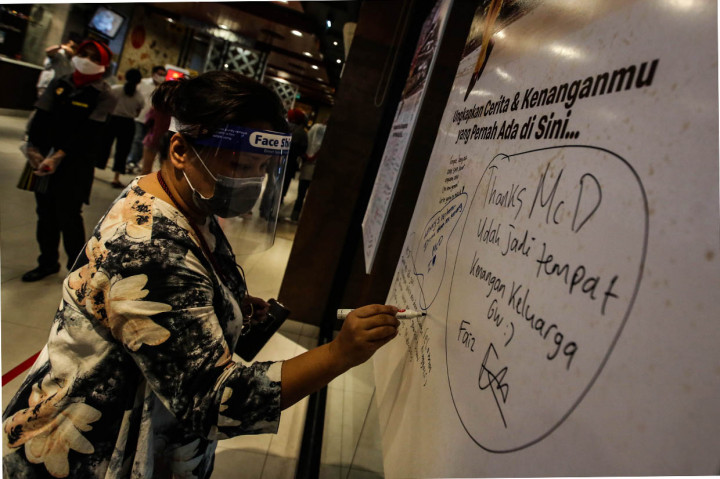 Pengunjung menuliskan kenangan di papan kenangan yang disediakan di restoran cepat saji McDonald's gedung Sarinah, Jakarta Pusat.
