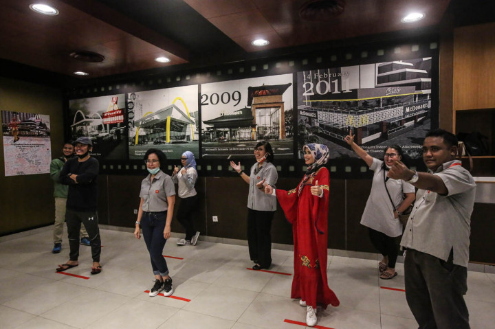 Pegawai mengabadikan kenangan di McDonald's yang ada di gedung Sarinah, Jakarta Pusat.