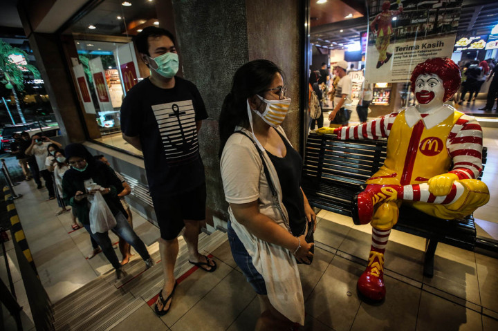 Sekitar pukul 21.25 WIB, massa sudah tampak mengantre hingga mengular area parkir untuk menikmati layanan terakhir McD Sarinah.