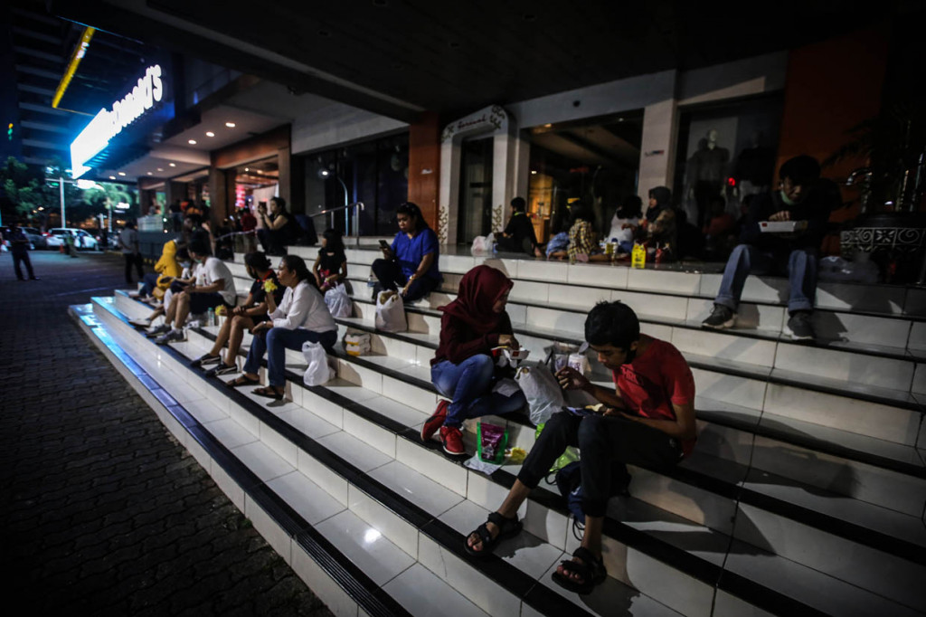 Di tengah kerumunan massa meski tetap memakai masker, justru menimbulkan kekhawatiran munculnya cluster baru pandemi Covid-19.