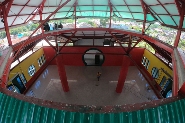 Pekerja menyelesaikan pembangunan Masjid Laksamana Cheng Hoo di Kenali Asam Bawah, Kota Baru, Jambi. Senin, 11 Mei 2020. 