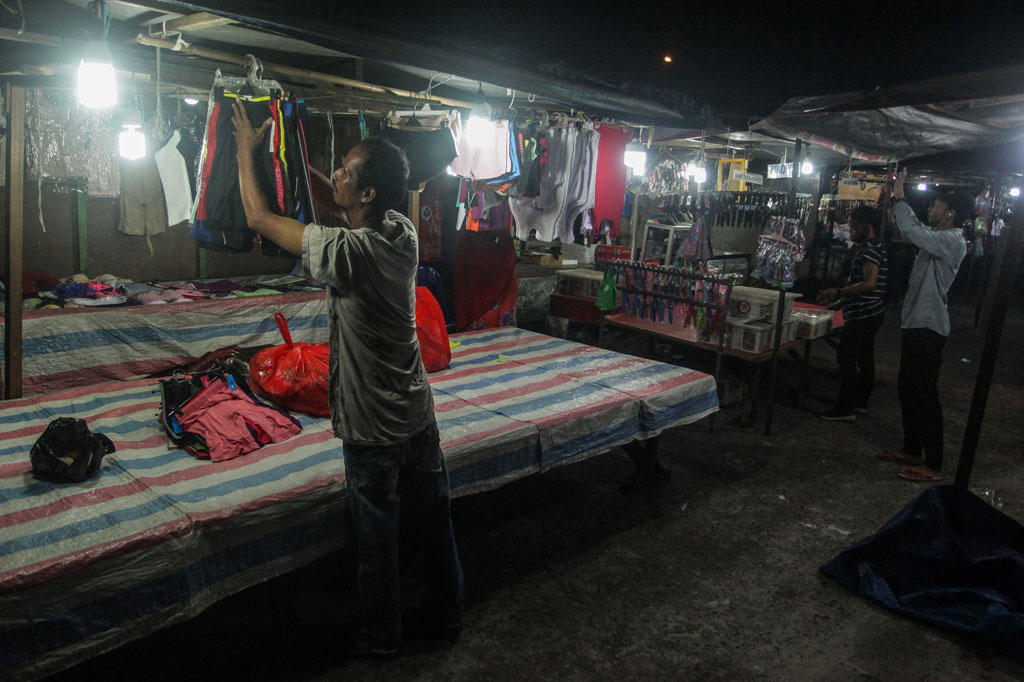 Pemerintah Kota Palangkaraya, Kalimantan Tengah memberlakukan pembatasan waktu operasional pada pasar tradisional penjual pakaian maupun sayuran. 