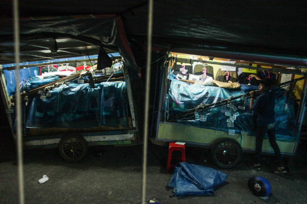 Penjual pakaian di Pasar Blauran, Palangkaraya, Kalimantan Tengah merapikan dagangannya, Senin, 11 Mei 2020 malam. 