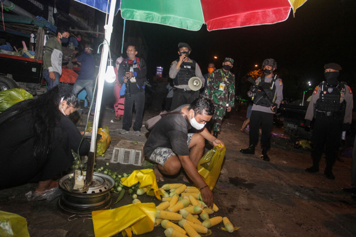 Pembatasan operasional mulai pukul 08.00 WIB sampai pukul 19.30 WIB dan saat subuh pukul 03.30 WIB hingga 07.00 WIB untuk mencegah penyebaran covid-19 saat penerapan pembatasan sosial berskala sesar (PSBB).