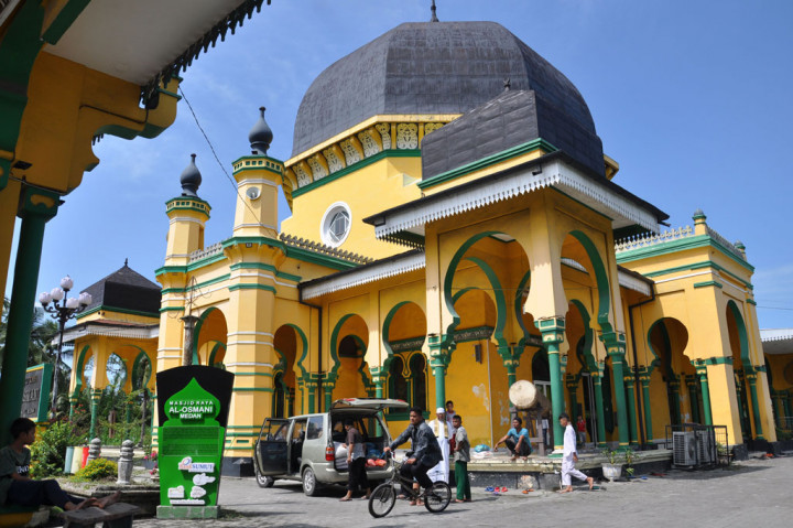 Masjid yang dibangun pada 1854 oleh Raja Kesultanan  Deli ketujuh tersebut merupakan masjid tertua di Kota Medan dengan gaya berarsitektur Eropa, Persia dan Tiongkok.