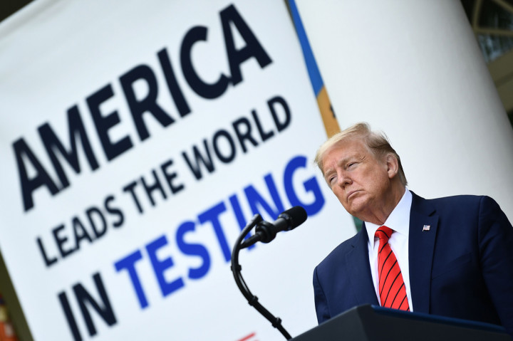 Donald Trump secara tiba-tiba mengakhiri konferensi pers (konpers) soal perkembangan upaya memerangi virus Korona (Covid-19) setelah berselisih paham dengan seorang wartawan keturunan Asia-Amerika.