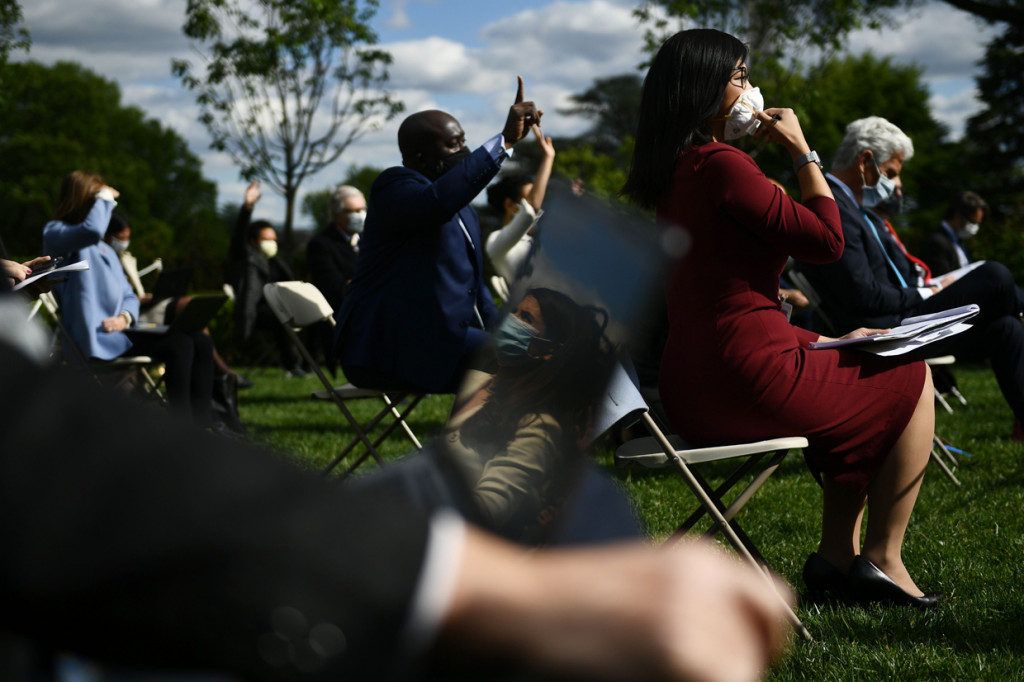 Insiden ini berawal saat wartawan CBS News bernama Wejia Jiang menanyakan kepada Trump soal mengapa dirinya berkukuh AS masih jauh lebih baik dari negara lain dalam hal kapasitas tes covid-19.