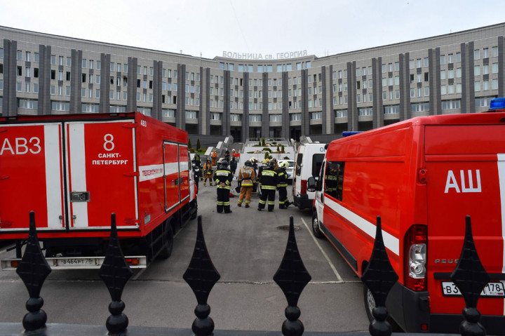 Petugas pemadam kebakaran langsung meluncur saat menerima panggilan darurat setelah kebakaran terjadi di sebuah rumah sakit untuk pasien covid-19 di Saint Petersburg, Rusia, Selasa, 12 Mei 2020.