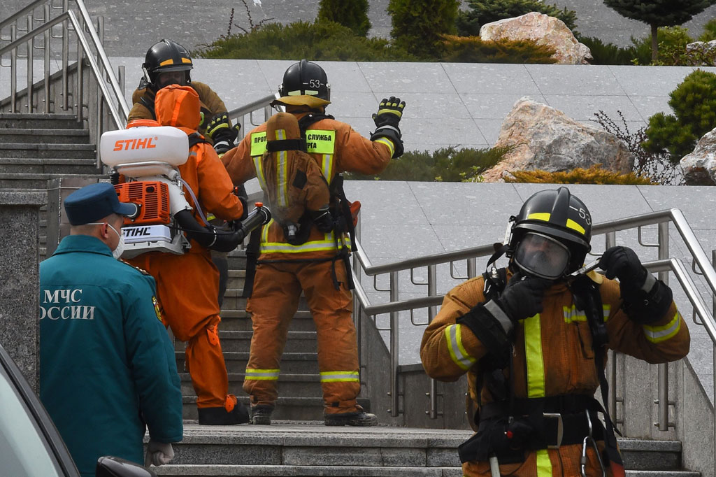 RS tersebut telah dirancang ulang untuk merawat pasien covid-19 dan beberapa pasien yang meninggal telah terhubung ke ventilator ketika kebakaran dimulai.