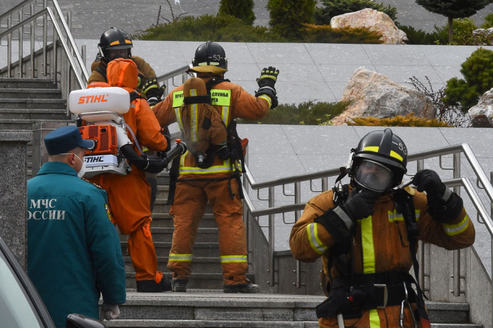 RS tersebut telah dirancang ulang untuk merawat pasien covid-19 dan beberapa pasien yang meninggal telah terhubung ke ventilator ketika kebakaran dimulai.