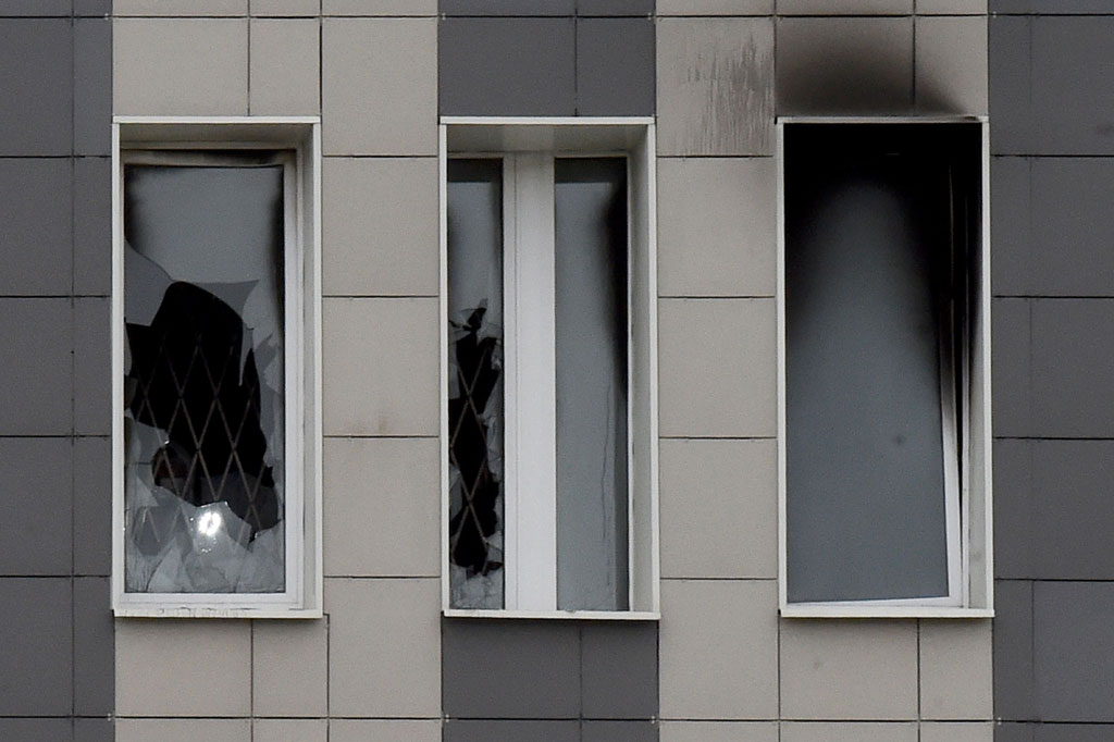 Sebanyak 150 orang lainnya diungsikan setelah kebakaran terjadi di lantai enam RS Saint George, kata kementerian darurat.