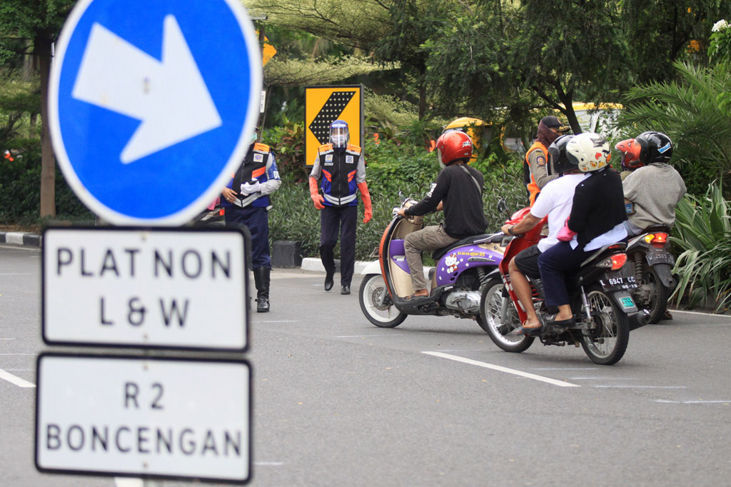 Keputusan tersebut merupakan kesepakatan yang diambil Gubernur Jawa Timur Khofifah Indar Parawansa bersama Forkopinda Jawa Timur dan tiga kepala daerah yang mewakili Kota Surabaya, Kabupaten Sidoarjo dan Kabupaten Gresik.