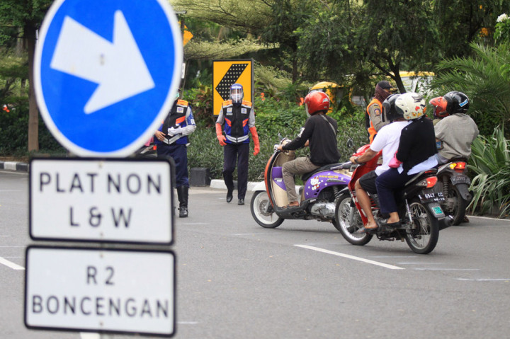 Keputusan tersebut merupakan kesepakatan yang diambil Gubernur Jawa Timur Khofifah Indar Parawansa bersama Forkopinda Jawa Timur dan tiga kepala daerah yang mewakili Kota Surabaya, Kabupaten Sidoarjo dan Kabupaten Gresik.