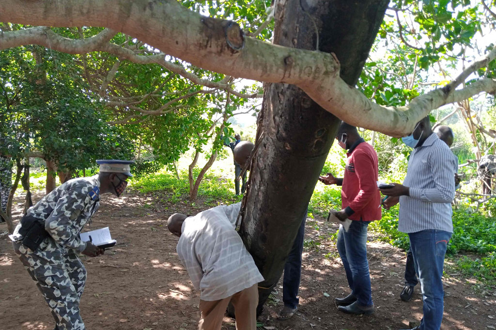 Petugas keamanan Pantai Gading melakukan penyelidikan terhadap puing-puing yang jatuh dari luar angkasa di Desa N'Guessankro dekat Bouake, di wilayah tengah Pantai Gading, Selasa, 12 Mei 2020 waktu setempat.